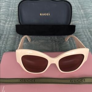 Gucci Cream Sunglasses with Signature Logo and Retro Design